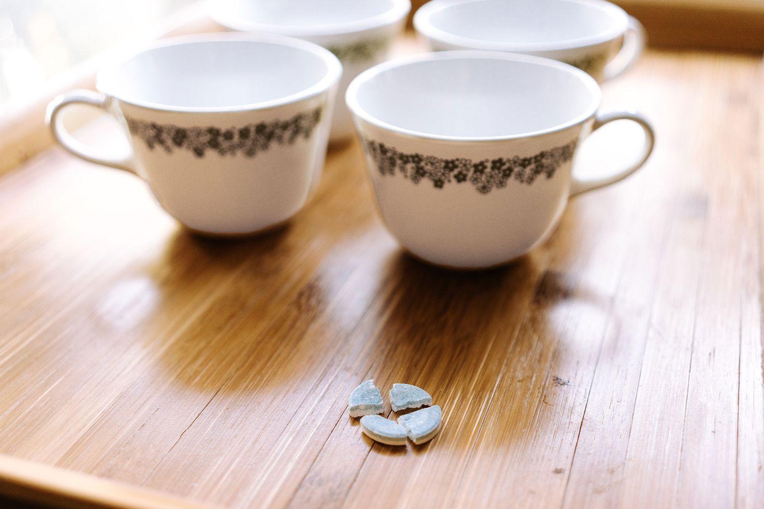 pastilhas de dentadura e xícaras de chá