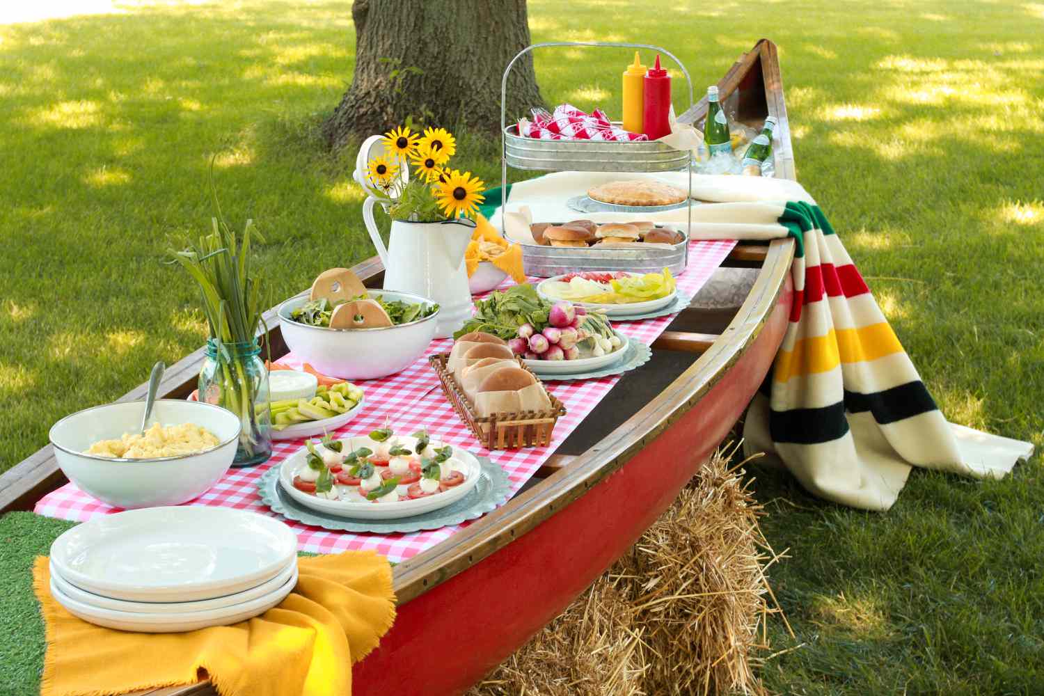Mesa de piquenique com tema de verão decorada em uma canoa
