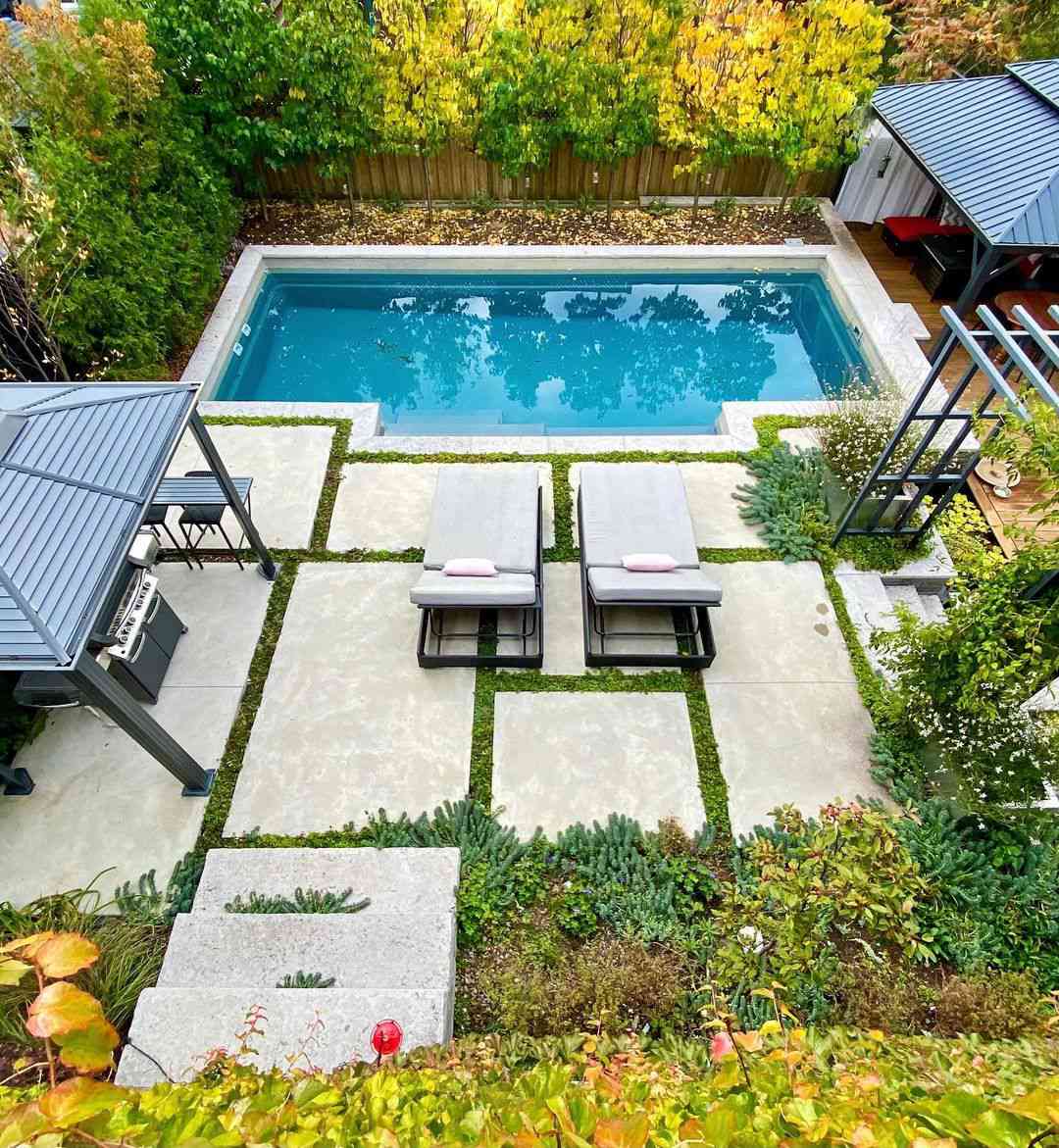 Una vista aérea de la piscina y la terraza de un patio trasero