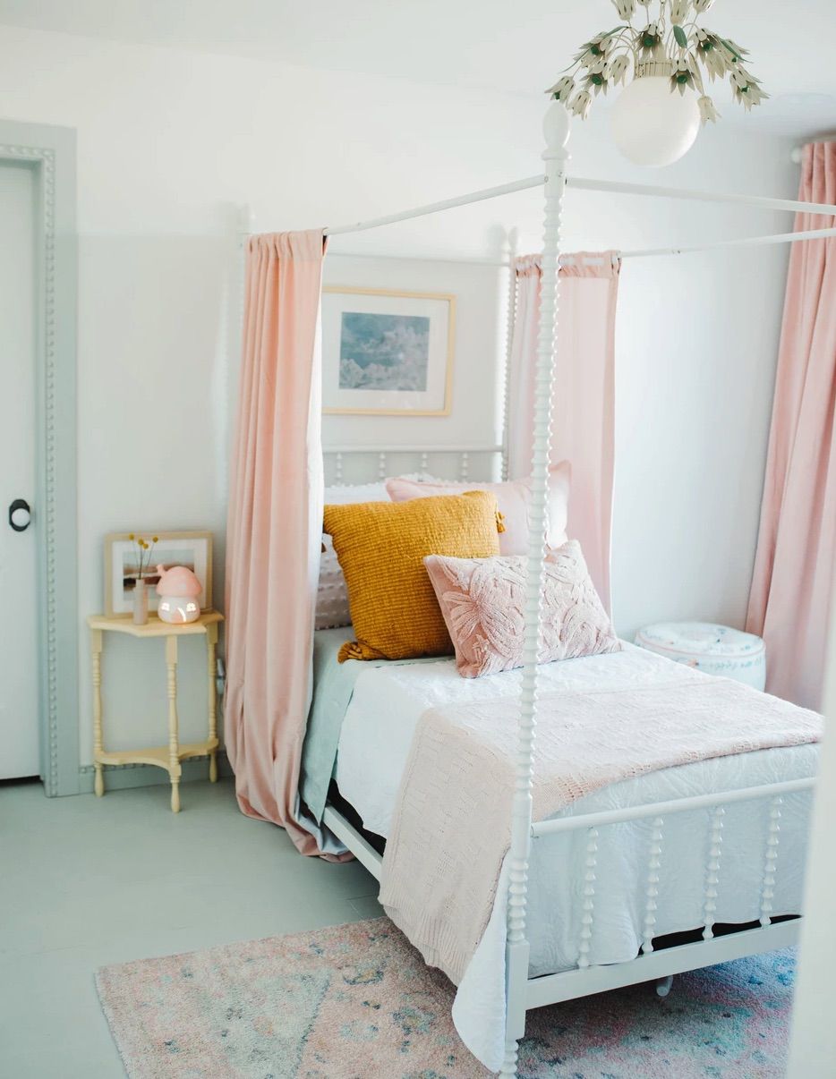 Himmelbett in einem pastellfarbenen Zimmer