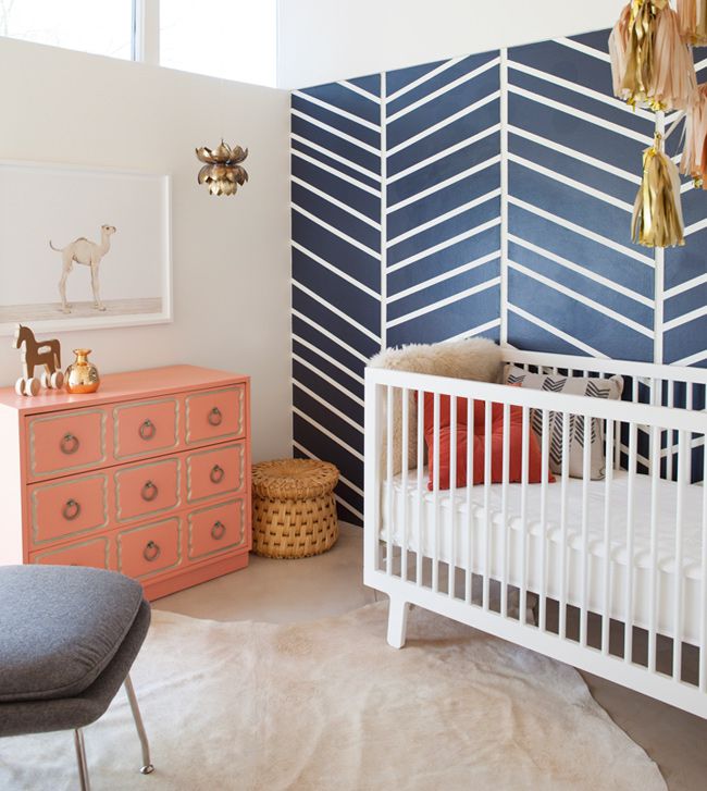 Chambre d'enfant marine et corail avec mur d'accent à chevrons