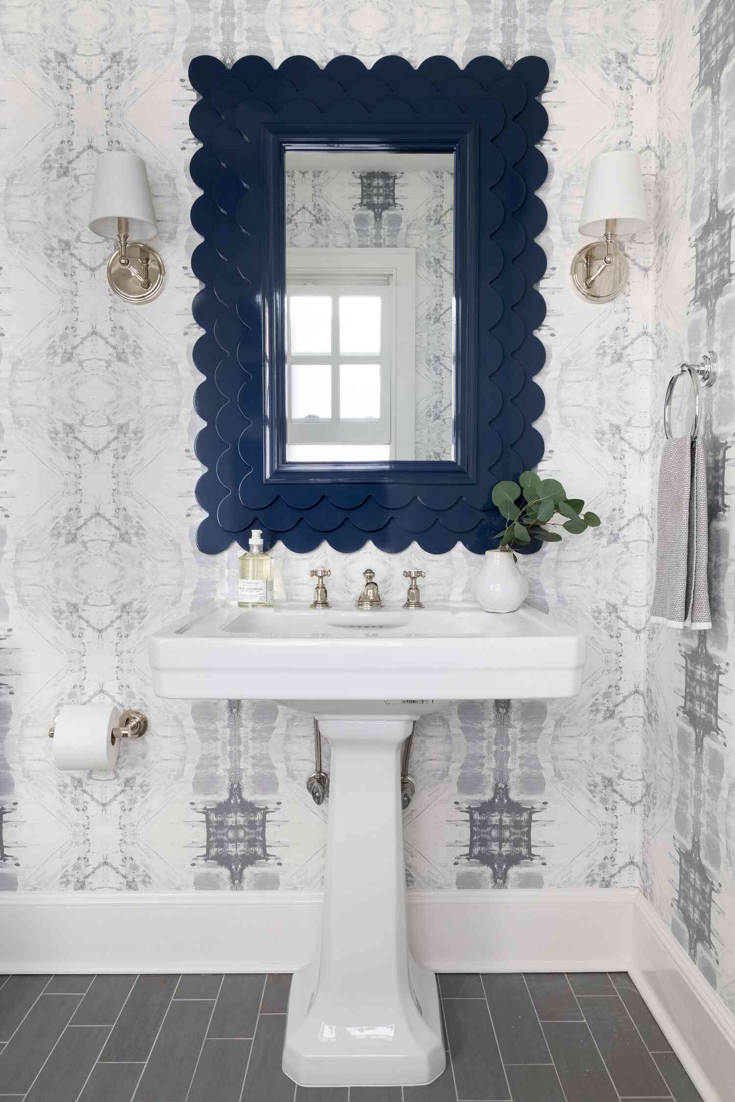 baño con espejo decorativo azul marino