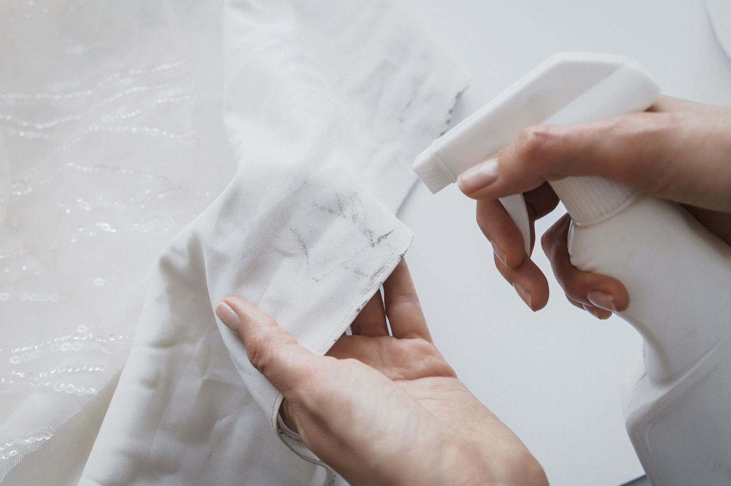 Fleck auf dem Brautkleid mit Sprühflasche vorbehandelt