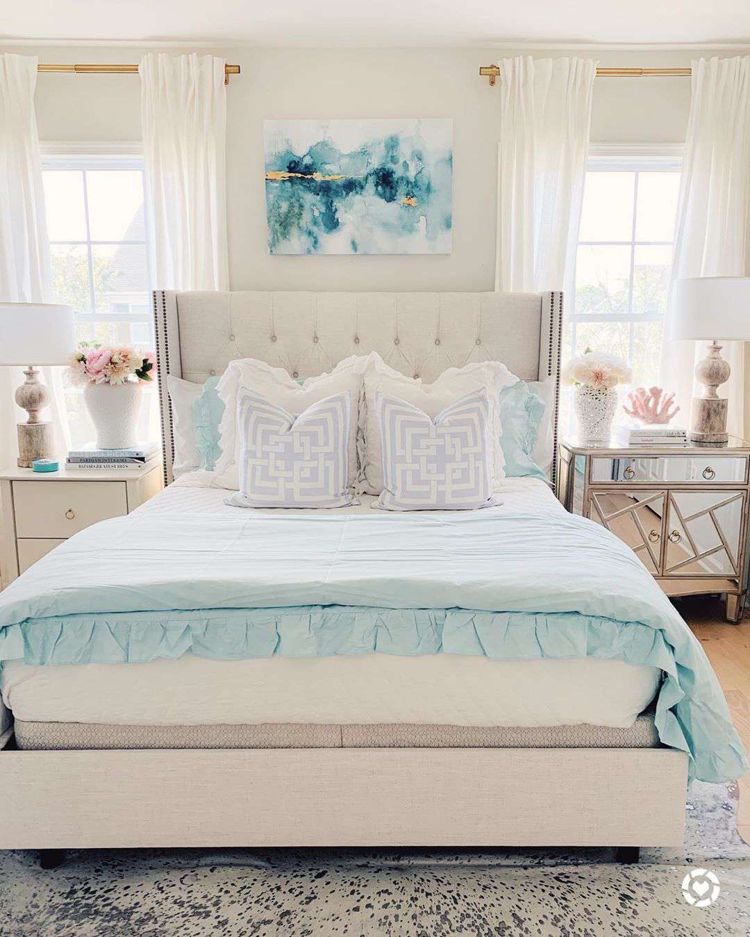 Beigefarbenes Schlafzimmer mit hellblauem Bettzeug