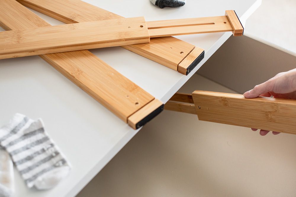 Schubladenteiler aus Holz in die oberste Schublade eingesetzt