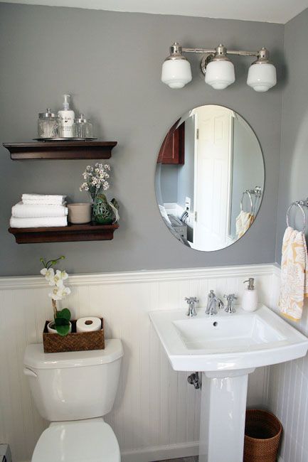 Ein Badezimmer mit Perlenplatten und grauen Wänden