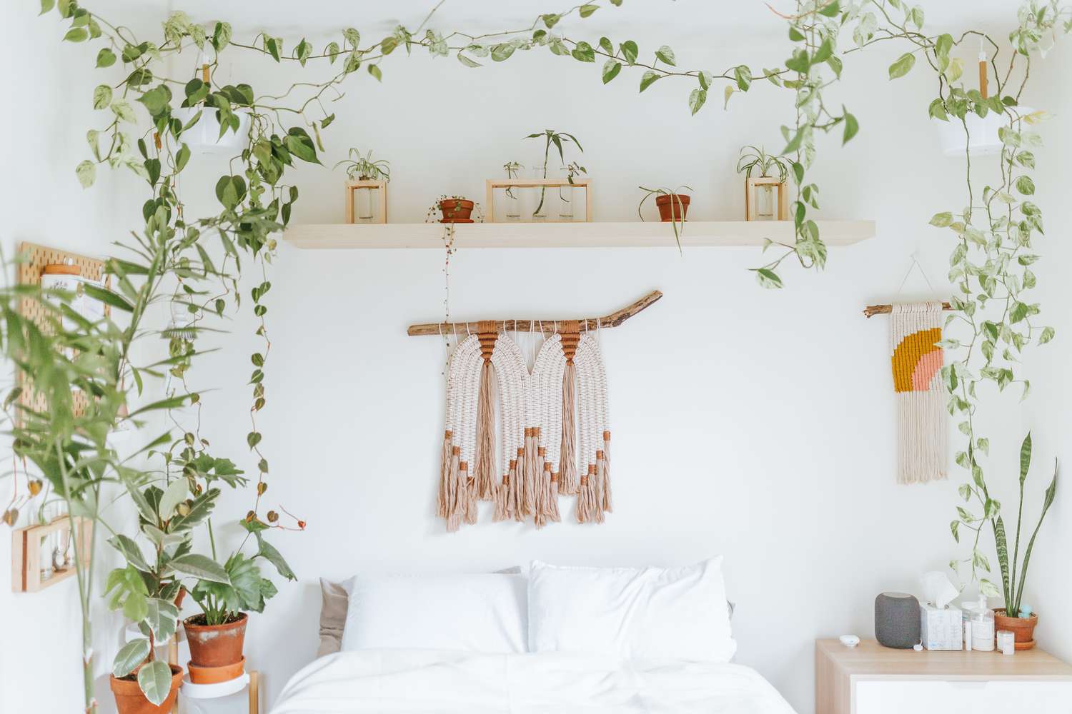Dormitorio boho lleno de plantas