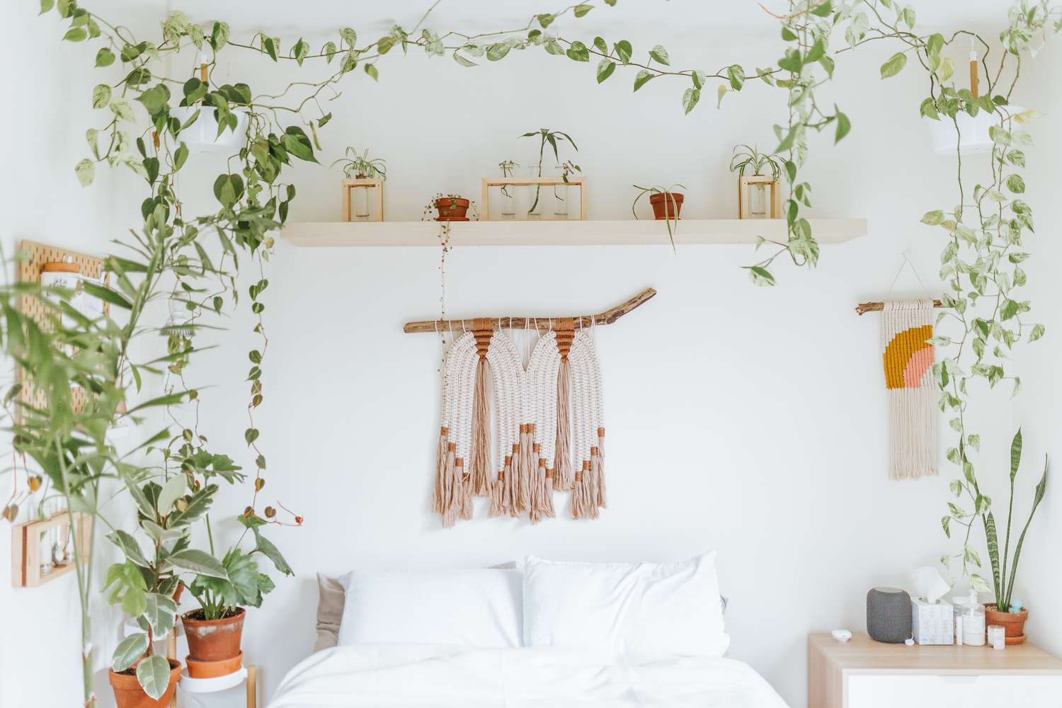 Quarto Boho cheio de plantas