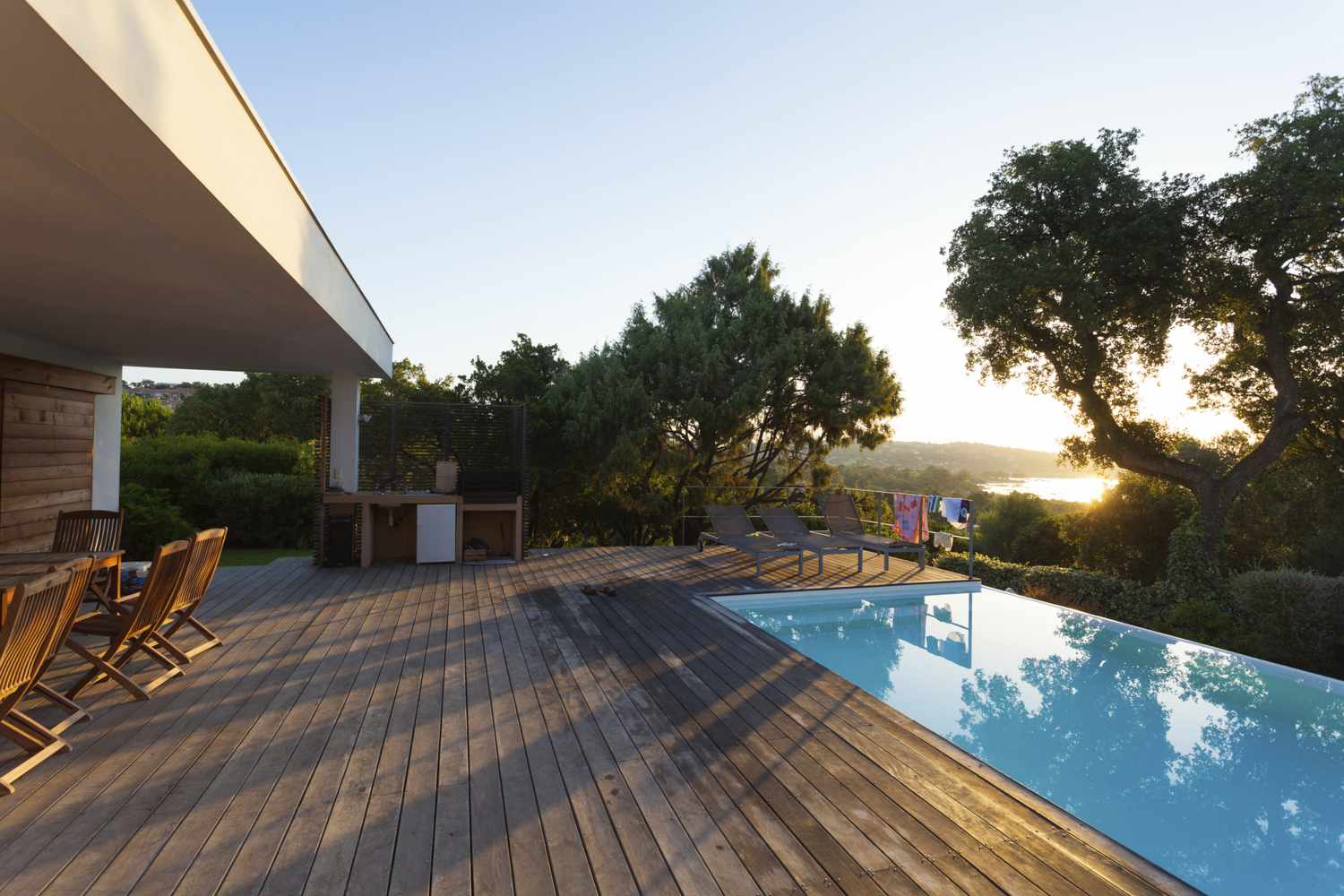 Cubierta de madera cerca de la piscina