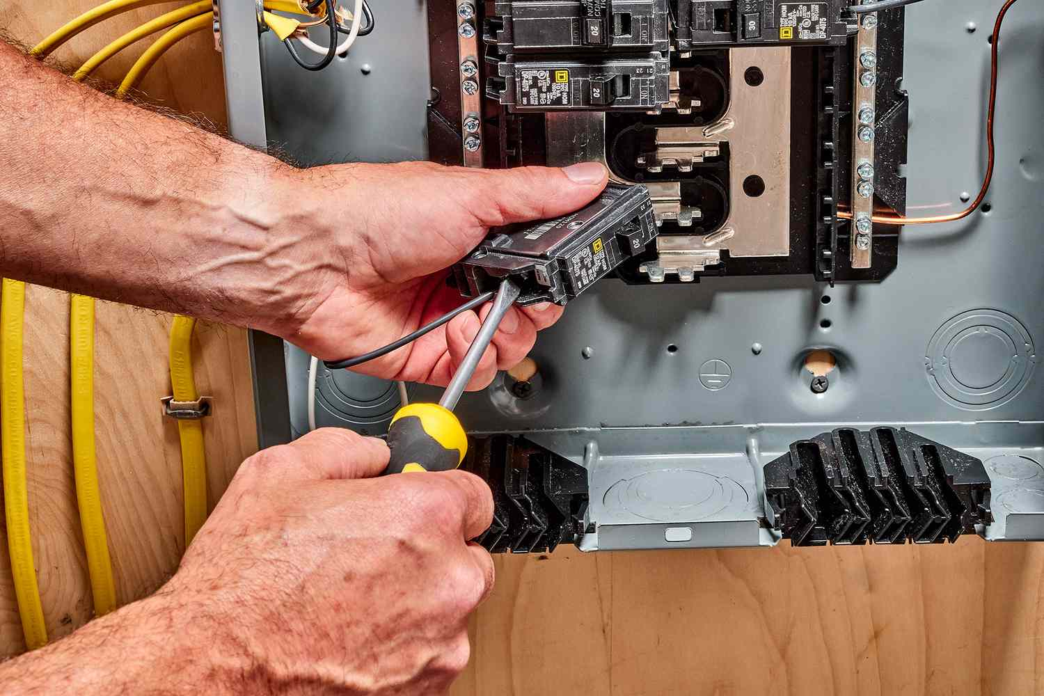 Cómo cablear un panel de disyuntores eléctricos