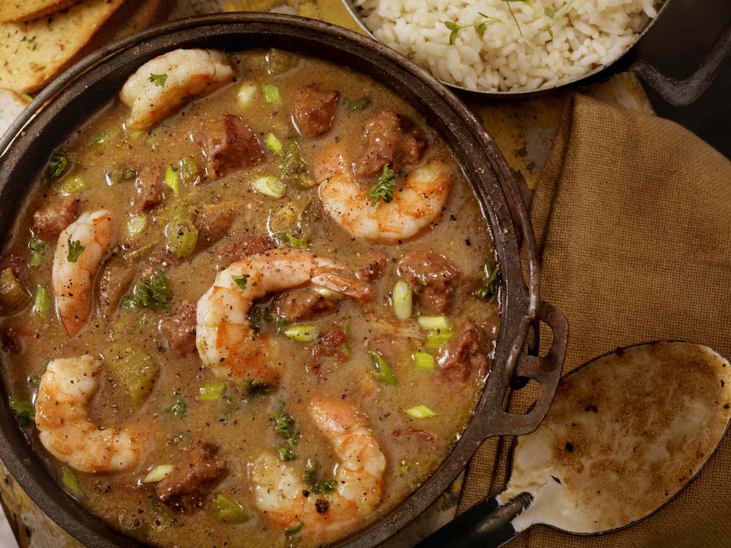 Eine Aufnahme von oben auf das Shrimp-Gumbo.