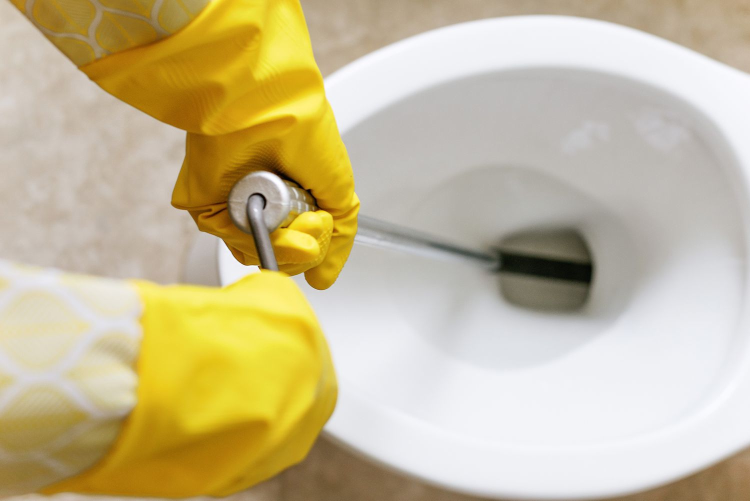 Kurbel der Toilettenschnecke zum Lösen der Verstopfung der Toilette