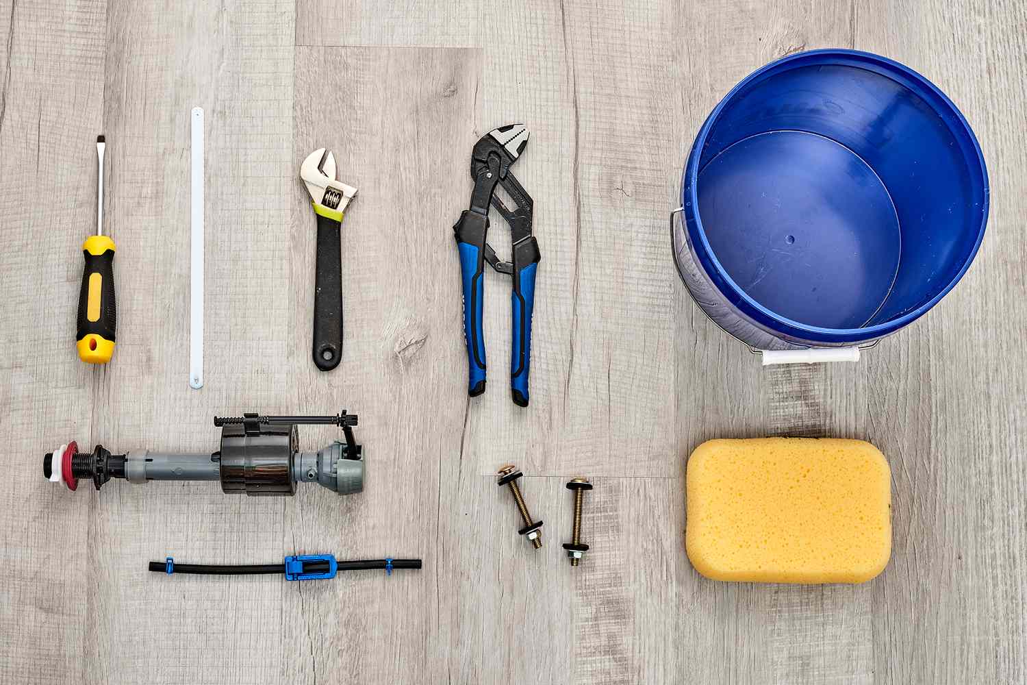 Materiales y herramientas para sustituir la válvula de descarga de un inodoro