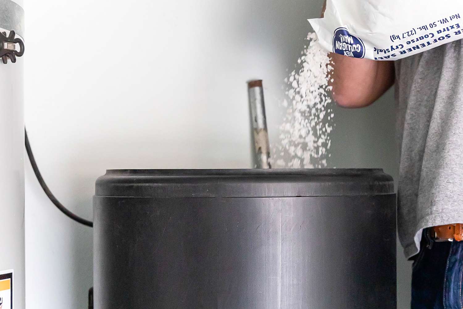 Konzentrierte Salzlösung in Weichwasser-Sole-Tank gegossen