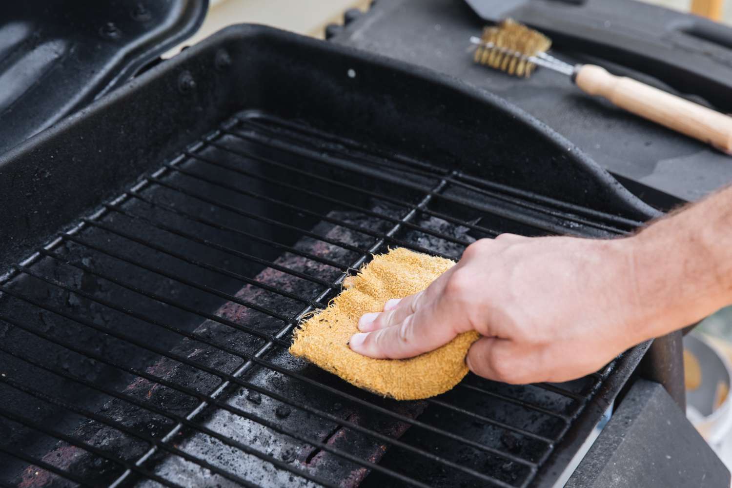 Verwendung eines Schrubbers auf den Grillrosten