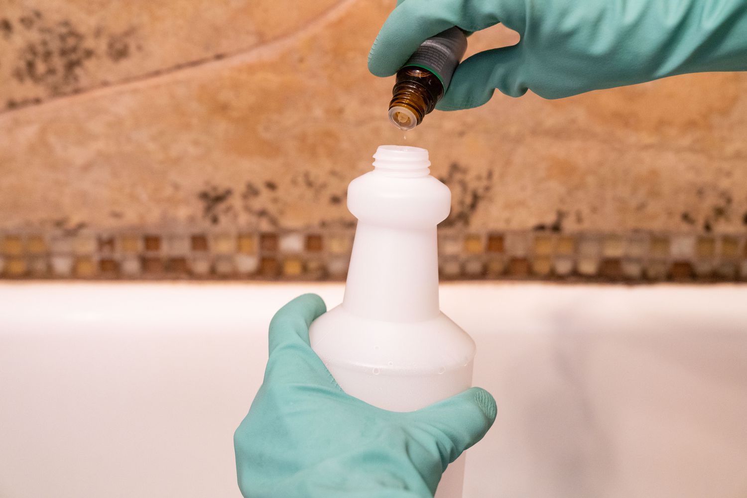 Ätherische Öltropfen in Sprühflasche gegossen 