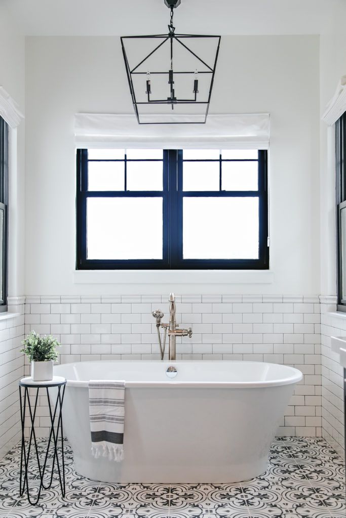 Lustre cage dans une salle de bain moderne