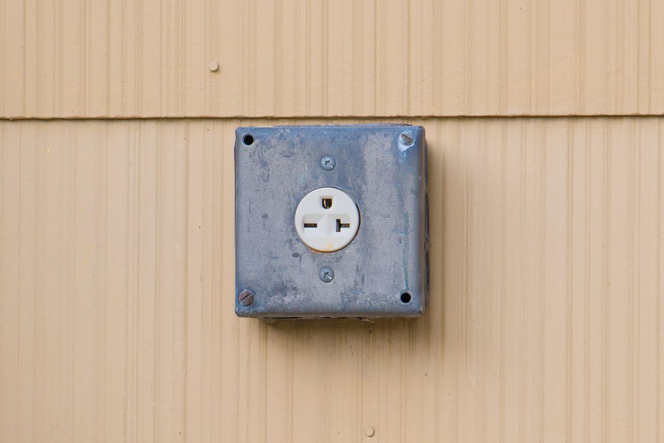 Prise 240 volts à l'extérieur d'une maison