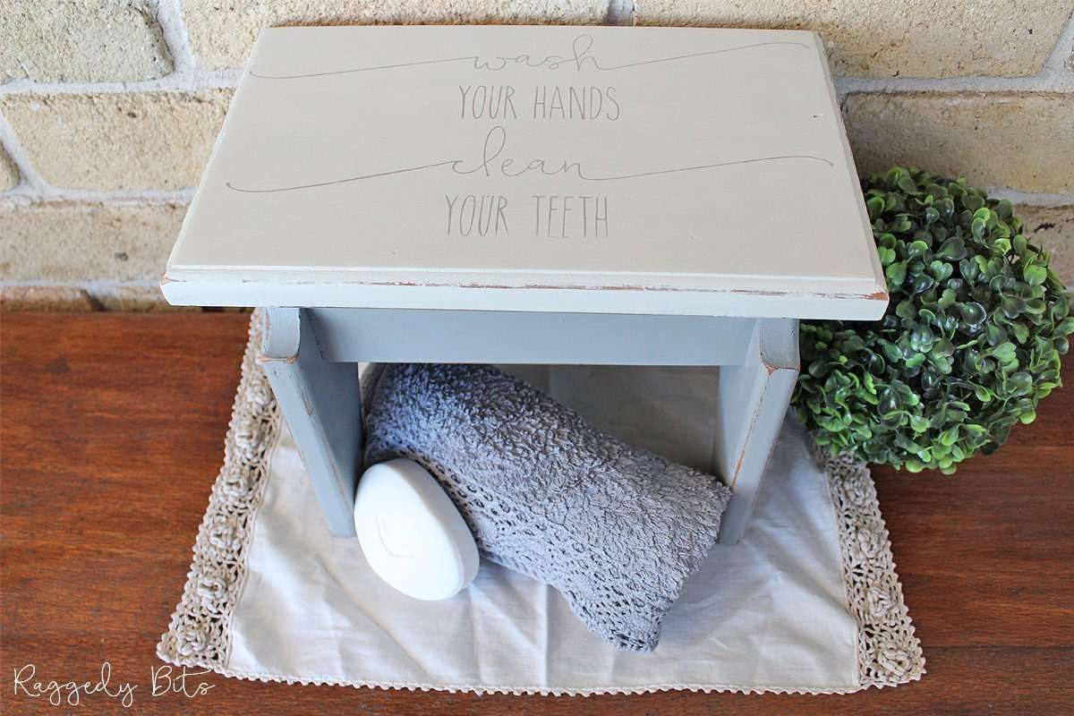 Un tabouret de salle de bain bleu