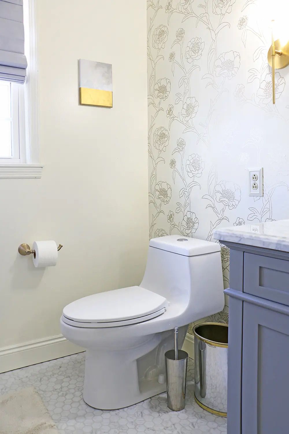 Salle de bain blanche et grise avec papier peint floral