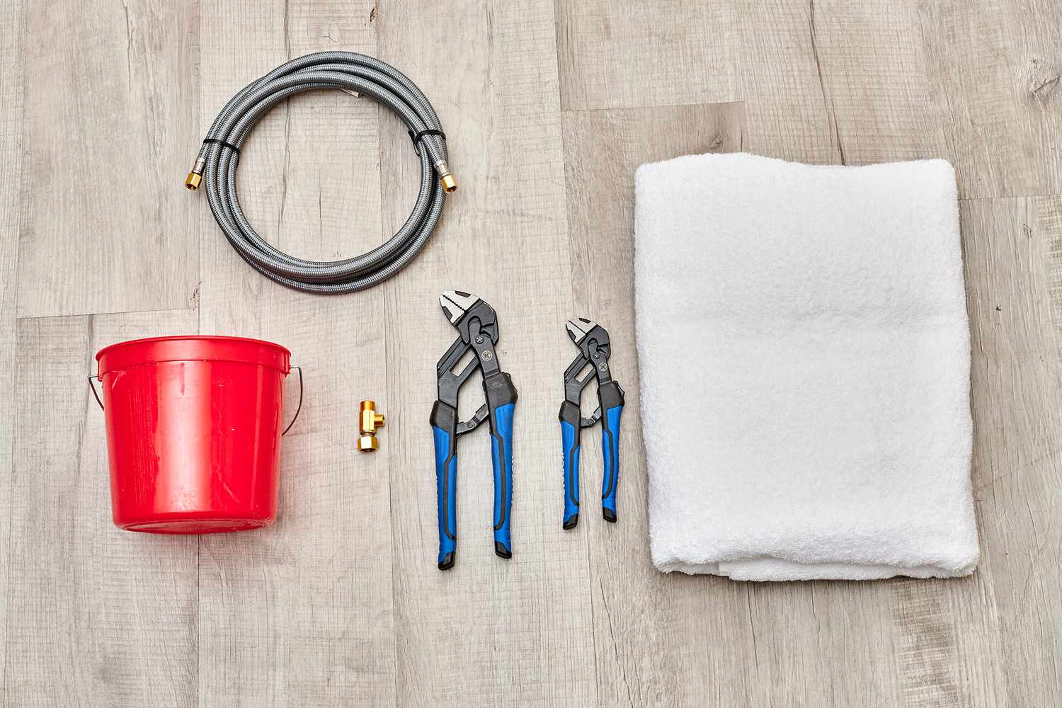 Matériaux et outils pour installer une conduite d'eau au réfrigérateur