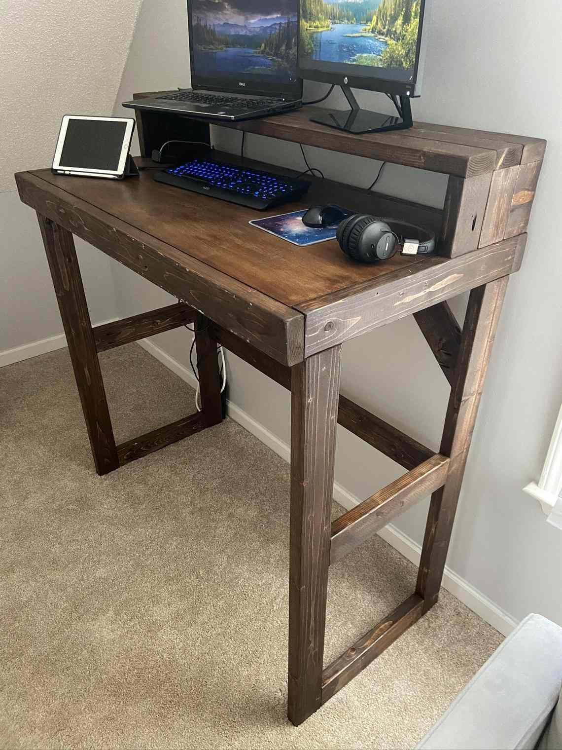 Un escritorio de pie de madera