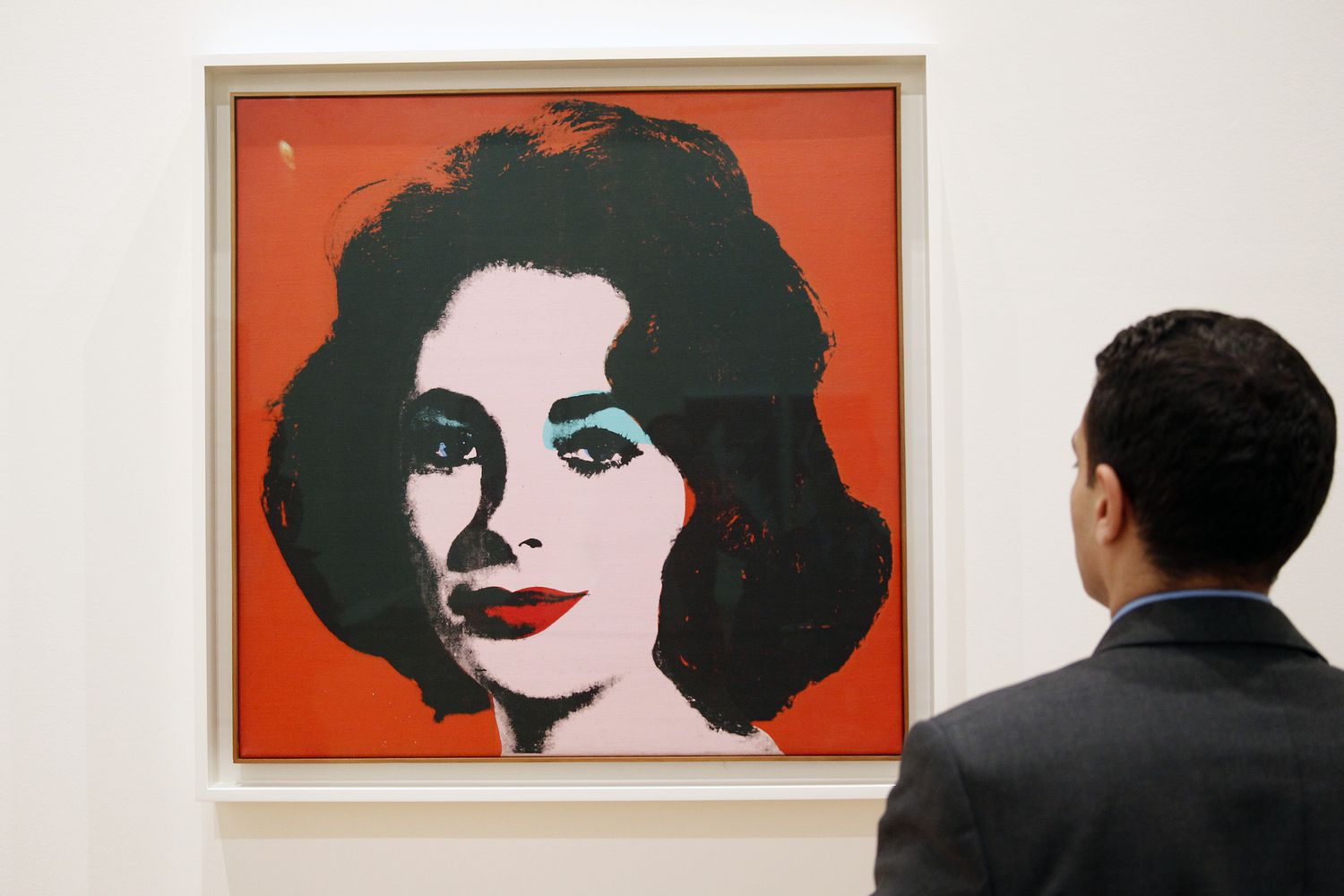 Persona admirando el cuadro Liz #6 de Andy Warhol
