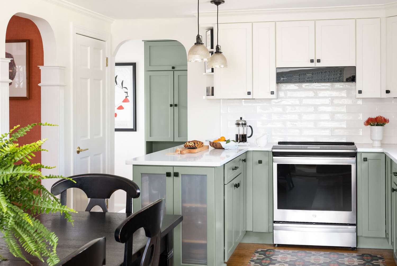 armários de cozinha inferiores verde-sálvia