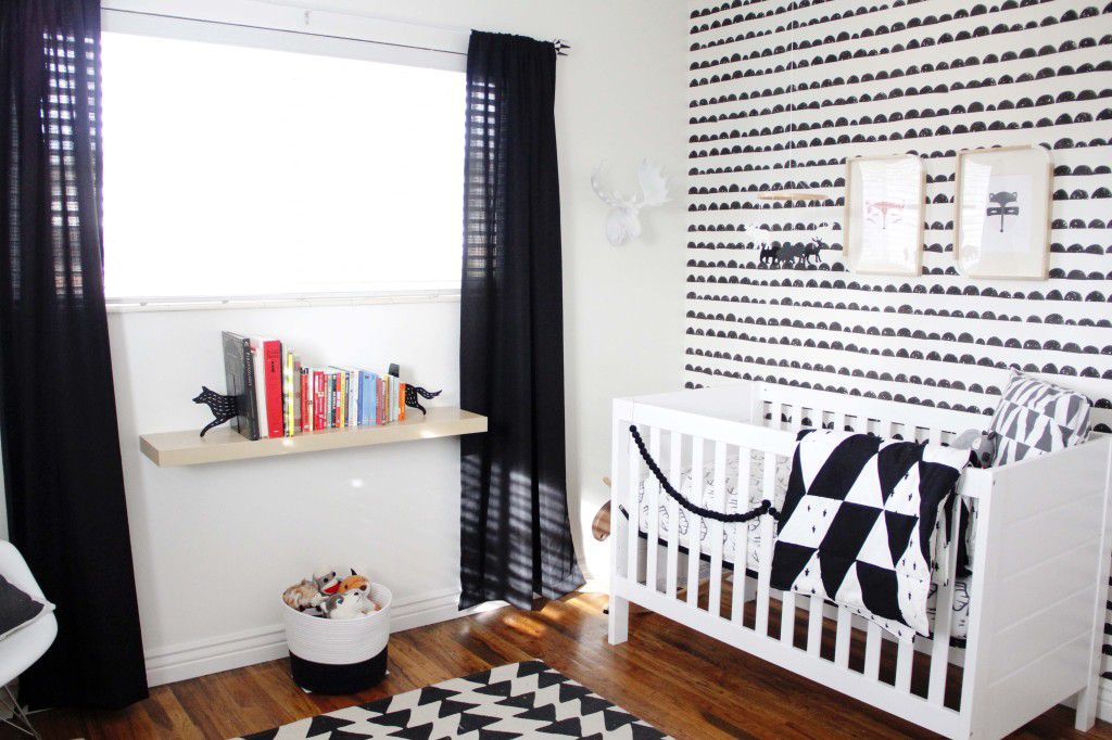 Quarto de bebê em preto e branco com uma animada mistura de padrões