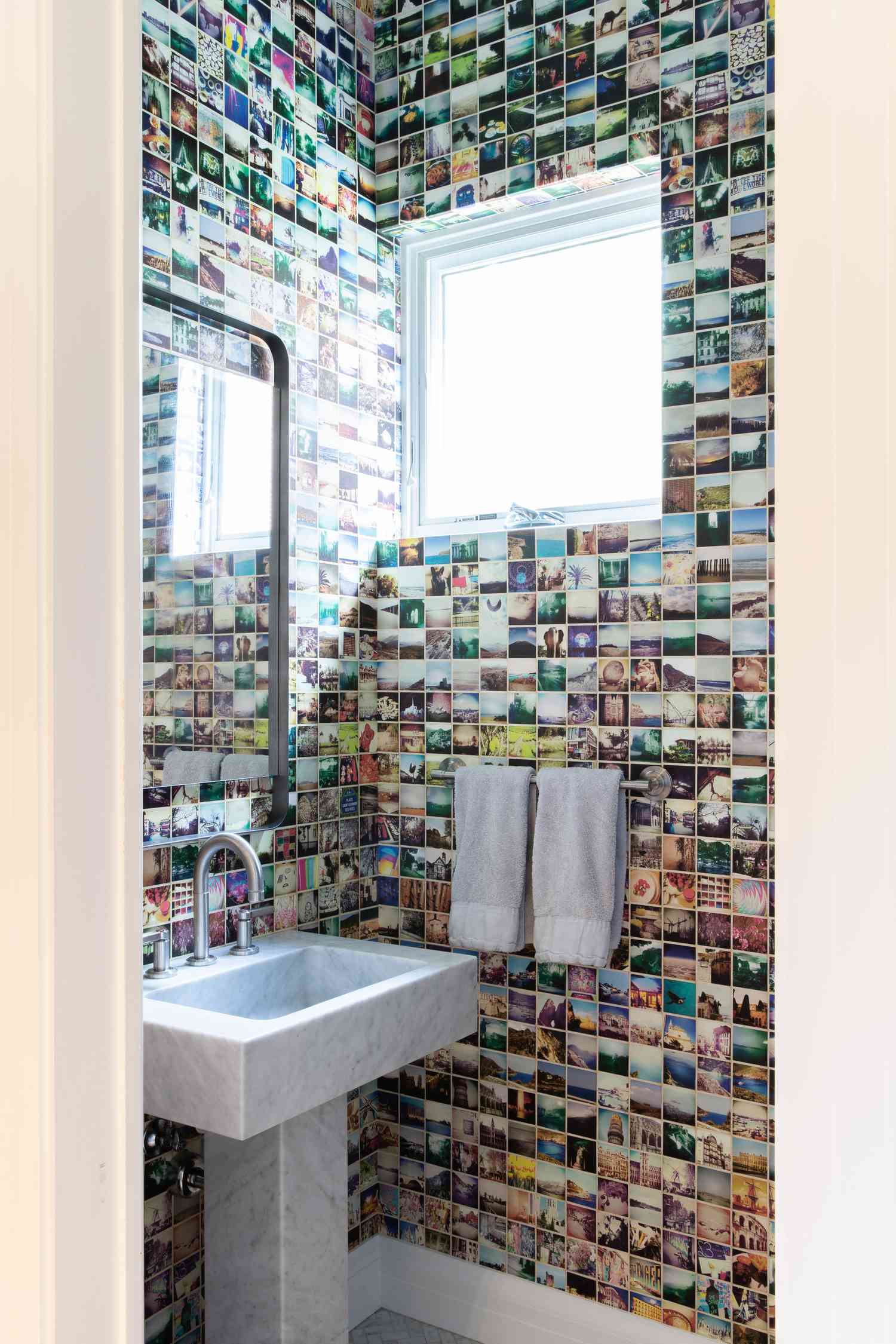 Papel de parede com impressão de fotos em um lavabo