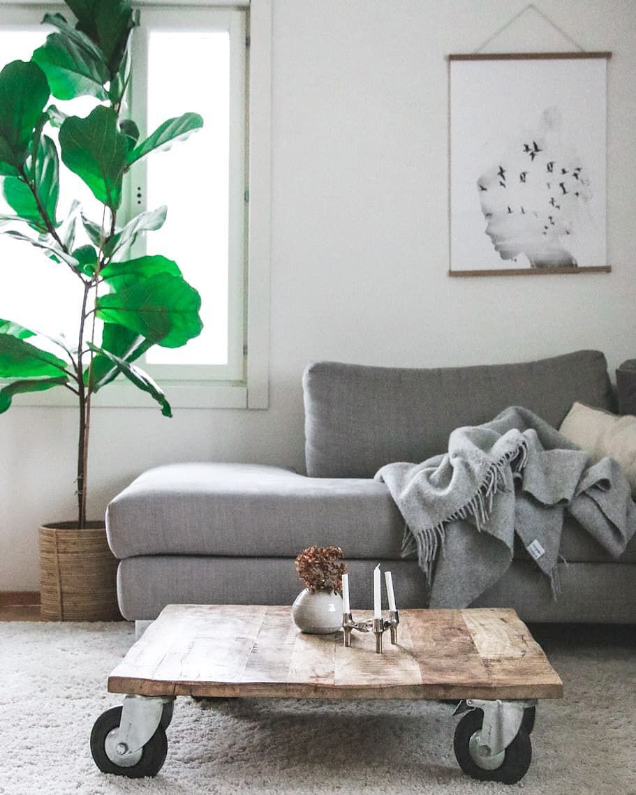 sala de estar con sofá gris