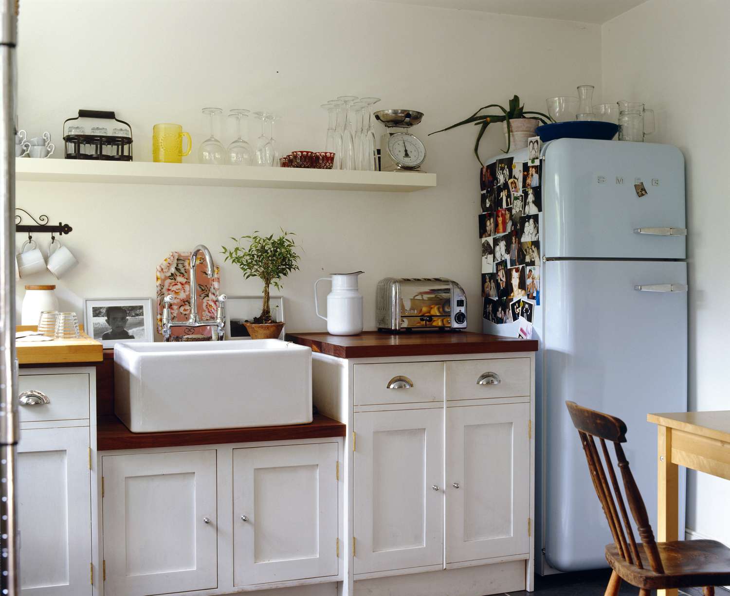 Cocina con frigorífico azul claro.