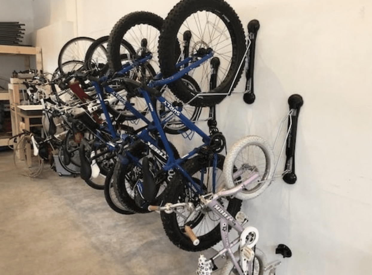 Fahrräder hängen an einem an der Garagenwand montierten Gestell