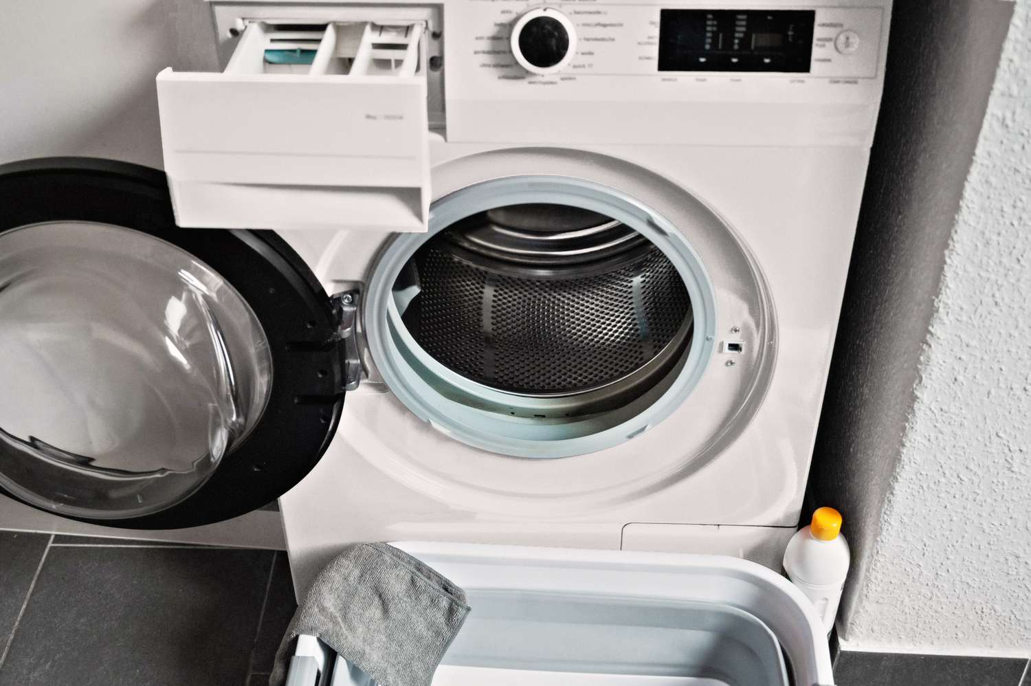Waschmaschine und Spenderschubladen zur Reinigung geleert