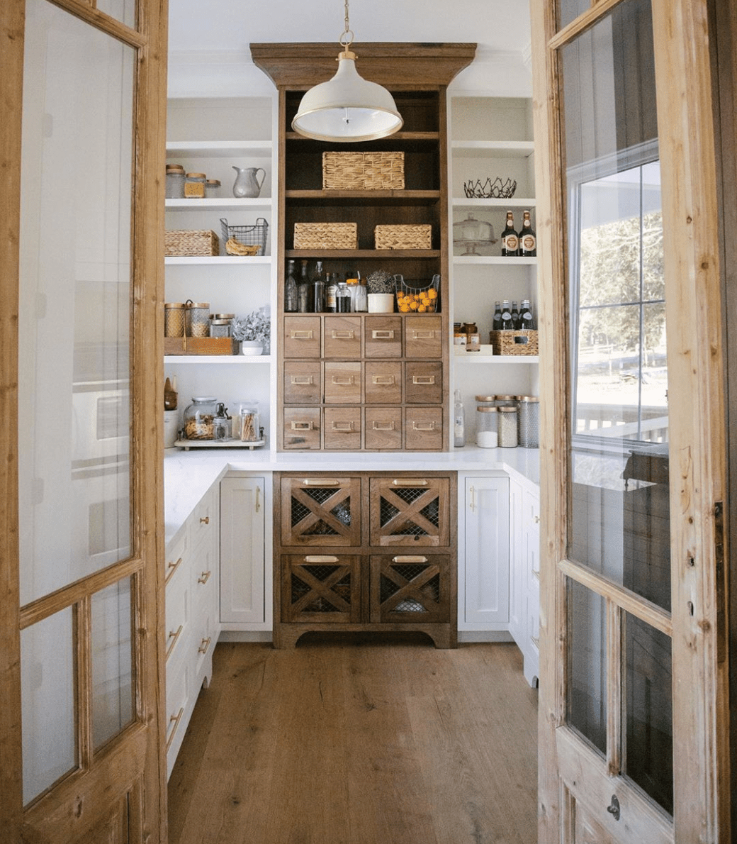 Eine rustikale Butler's Pantry mit Stauraum.