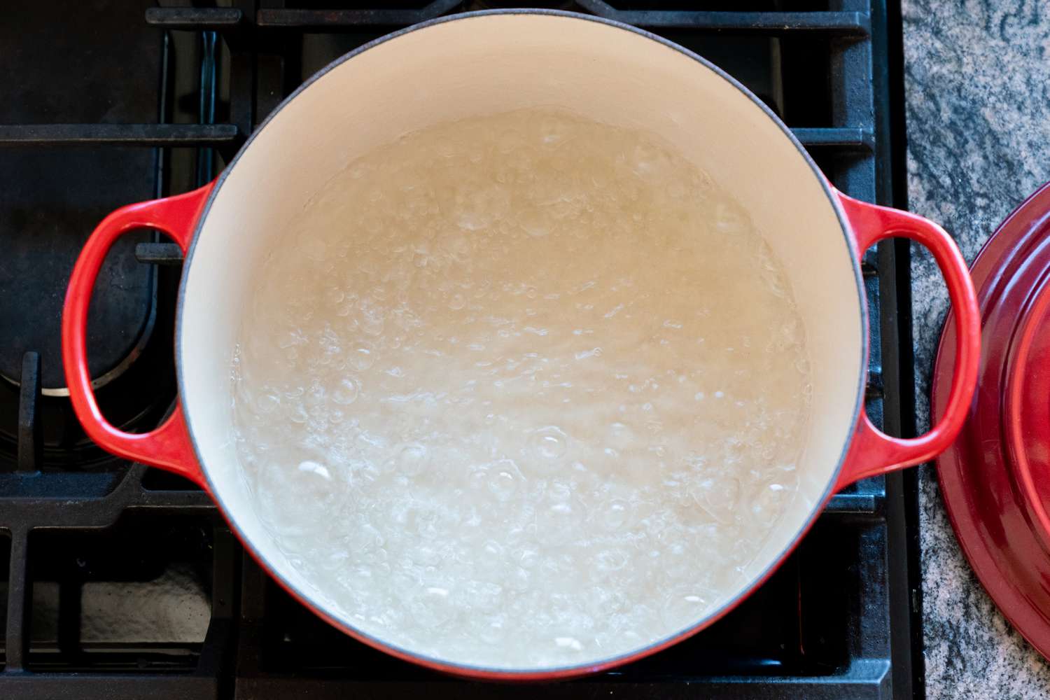 Emaille-Topf mit kochendem Wasser 