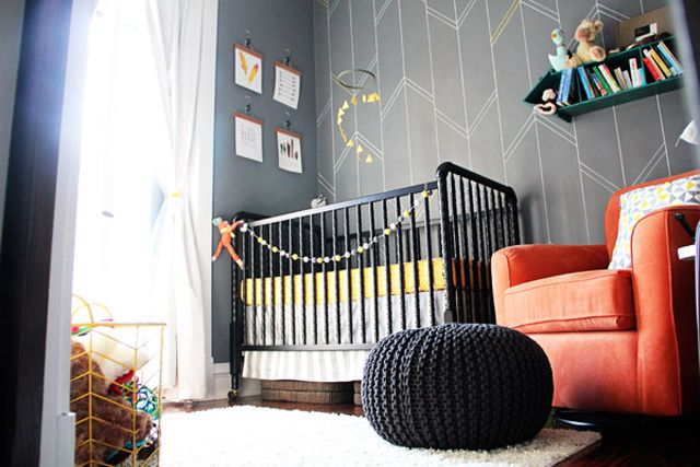 Chambre d'enfant moderne grise et jaune avec DIY chevron sharpie pen accent wall