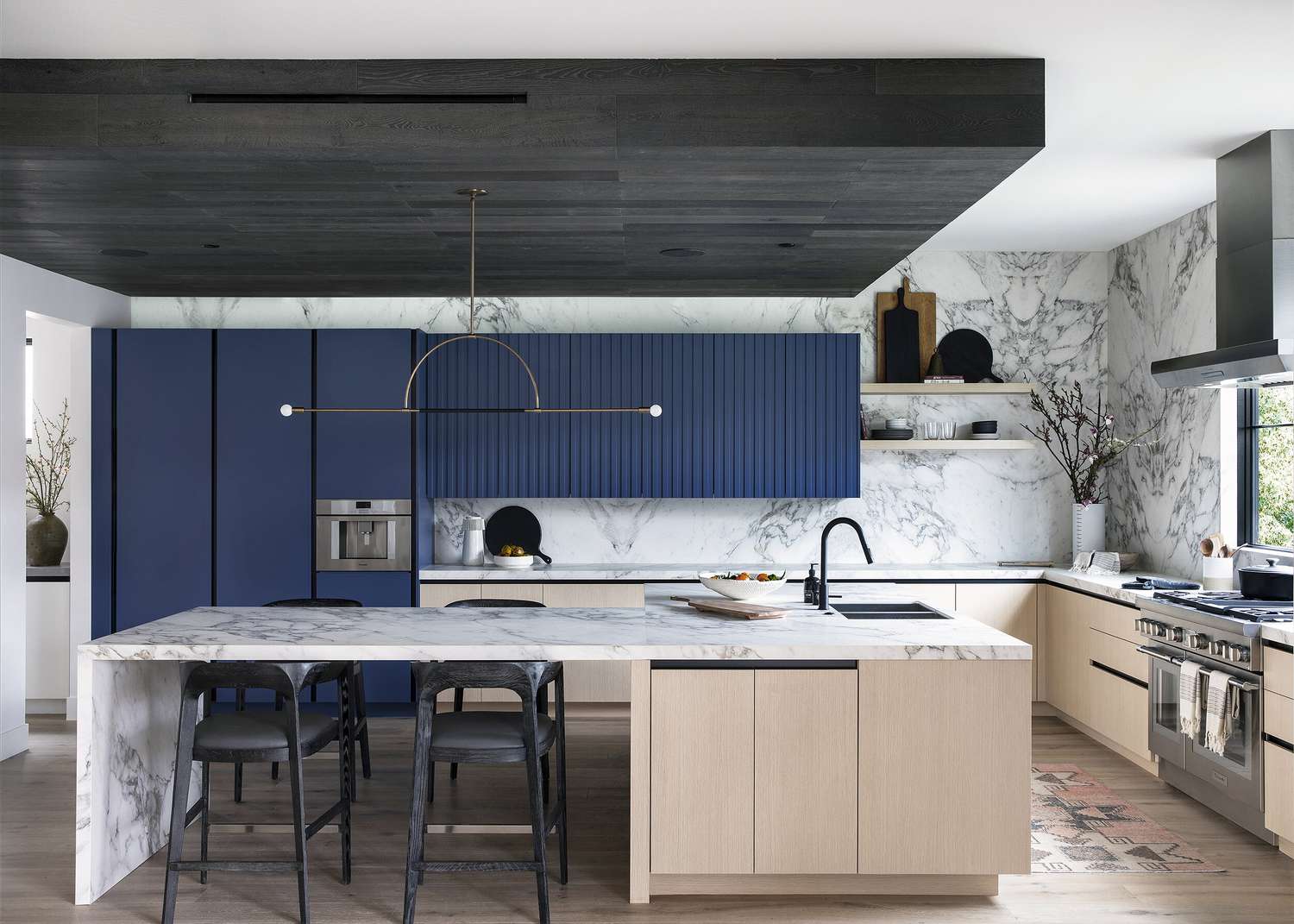 cozinha moderna branca com armários superiores azuis escuros
