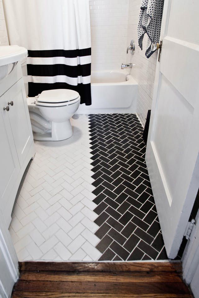 Banheiro com piso de azulejo preto e branco dividido