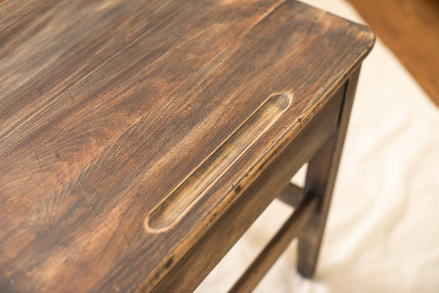escritorio de madera lijada
