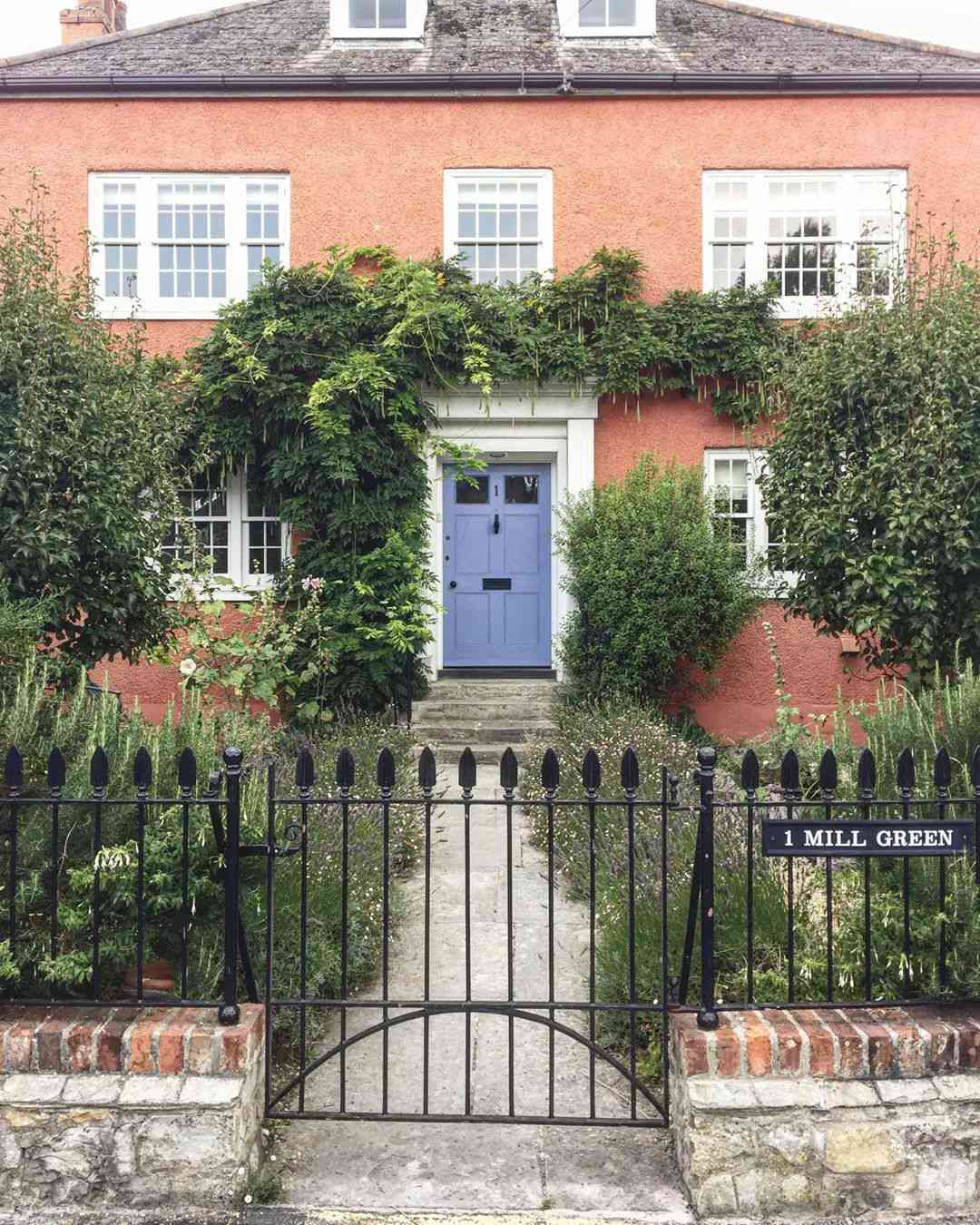 Casa de ladrillo con puerta azul