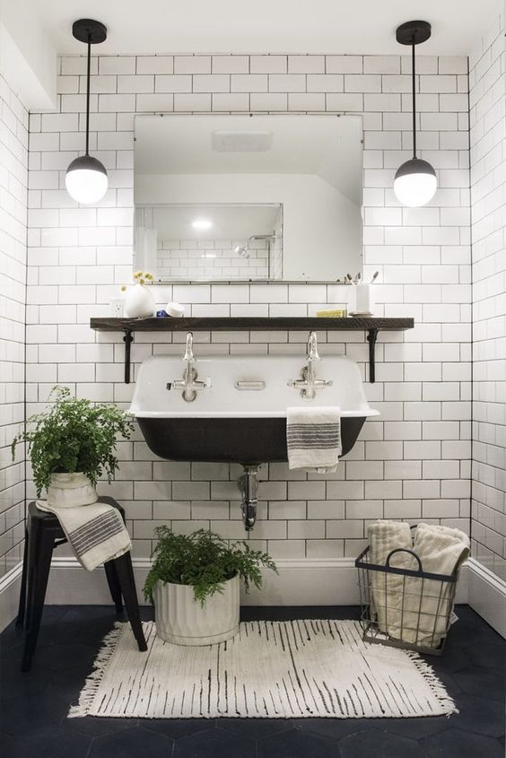 Schwarz-weißes Badezimmer mit doppeltem Waschbecken im Landhausstil