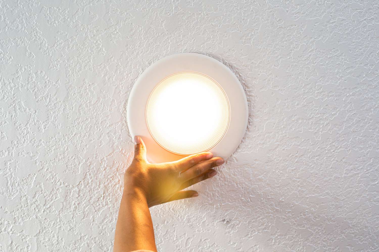 Cómo convertir una lámpara de techo en una lámpara empotrada