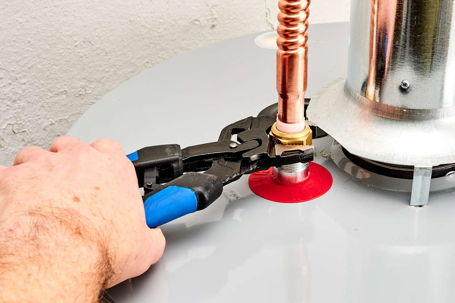 Schraubenschlüssel zum Abschrauben der flexiblen Zuleitungen vom Warmwasserbereiter