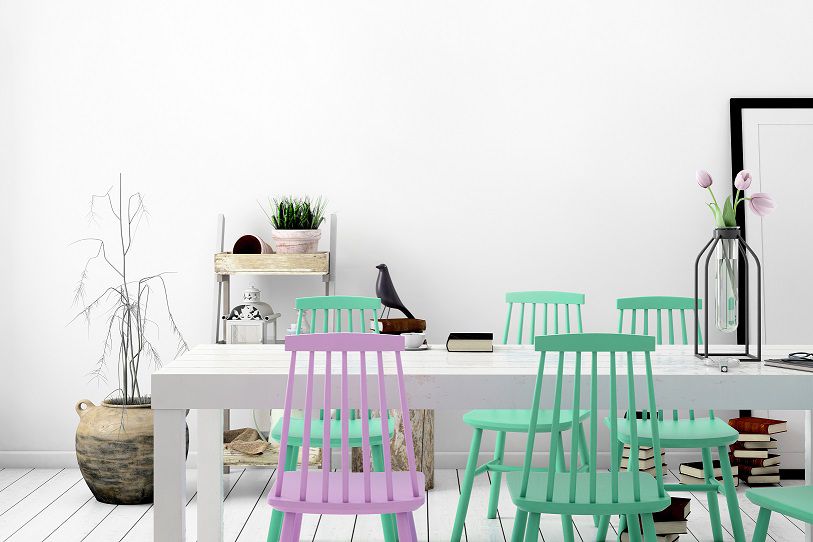 Esstisch mit neonfarbenen Stühlen