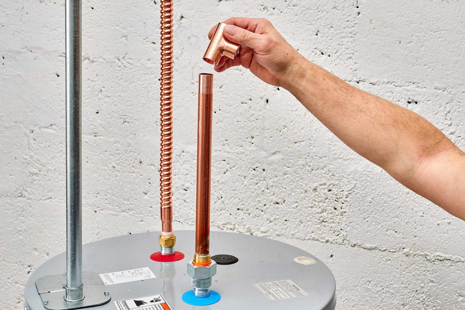 Kupferrohr und T-Stück an dielektrischem Anschlussstutzen des Wassererhitzers