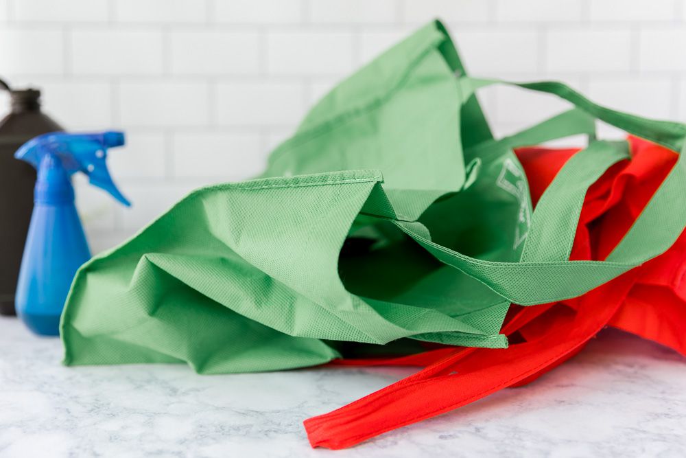 Wiederverwendbare Taschen mit Wasserstoffperoxidlösung desinfizieren