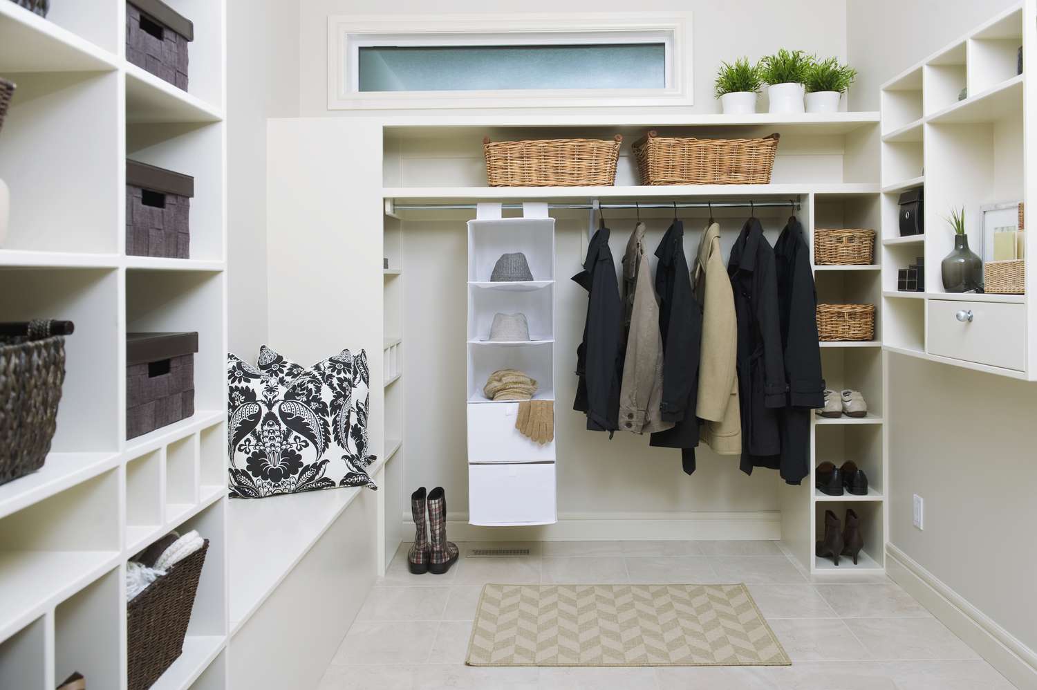 Closet hanging shelf