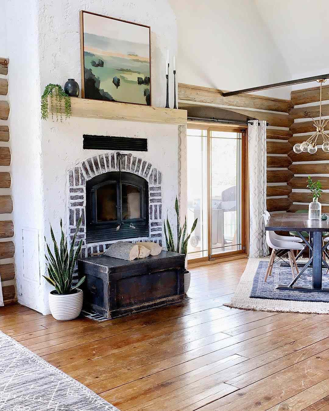 Salón estilo español con chimenea