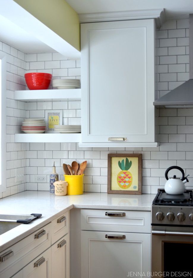 Küche mit Shaker-Schränken und Subway-Fliesen